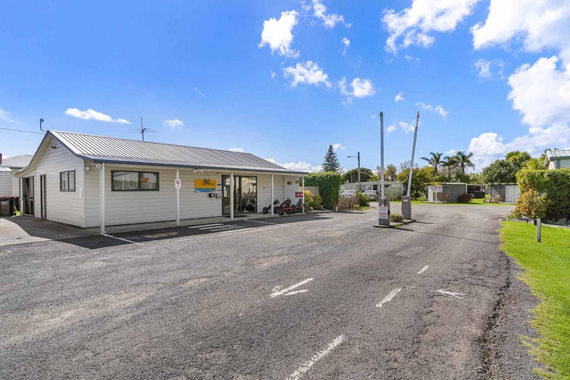 Port Waikato Holiday Park Exterior foto